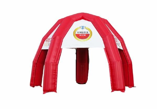 Op maat gemaakte opblaasbare tent in huisstijl van Amstel